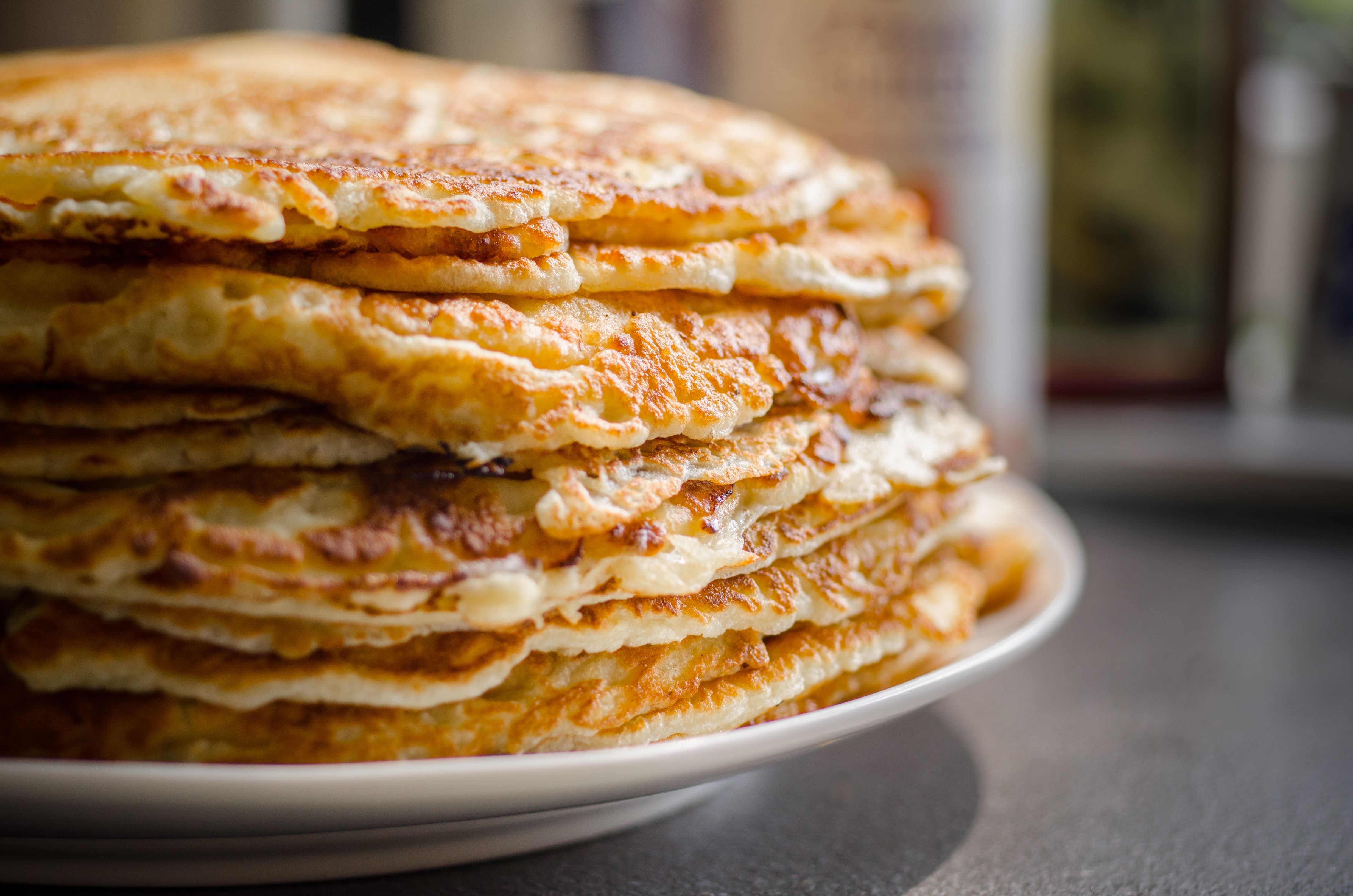 selective focus of pile of pan cakes 730922 min